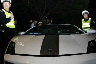​交警执法时需要几个人？交警执法时需要出示执法证吗