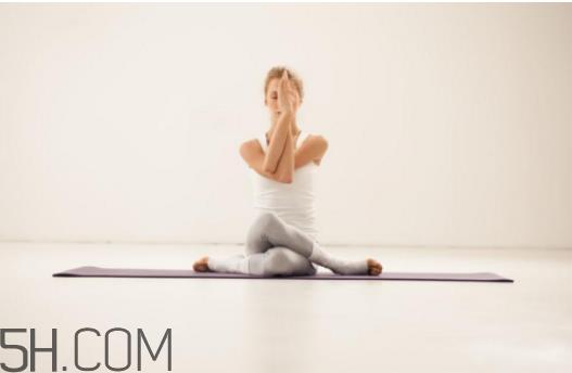 膝盖疼可以练瑜伽吗？练瑜伽可以瘦肚子吗？