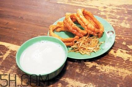 豆汁和螃蟹能一起吃吗?豆汁和鸡蛋能一起吃吗 豆汁和螃蟹能一起吃吗?豆汁和鸡蛋能一起吃吗