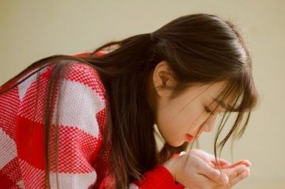 ​女人不想真分手的表现，她在等你给她台阶下
