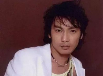 ​他曾比刀郎还火，却被人砍伤毁容，从商后身家过亿