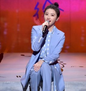 ​景甜真会玩，穿“男人装”配丸子头，却被“围巾”抢镜！