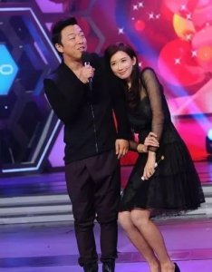 ​林志玲机场跑步引发围观 网友：腿缝好大，胯宽好像男人