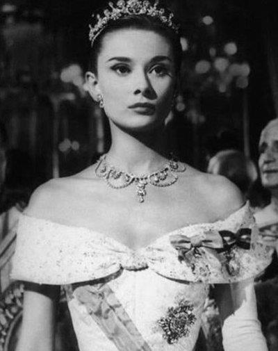 奥黛丽·赫本最经典的6张照片，一颦一笑比珠宝还光芒