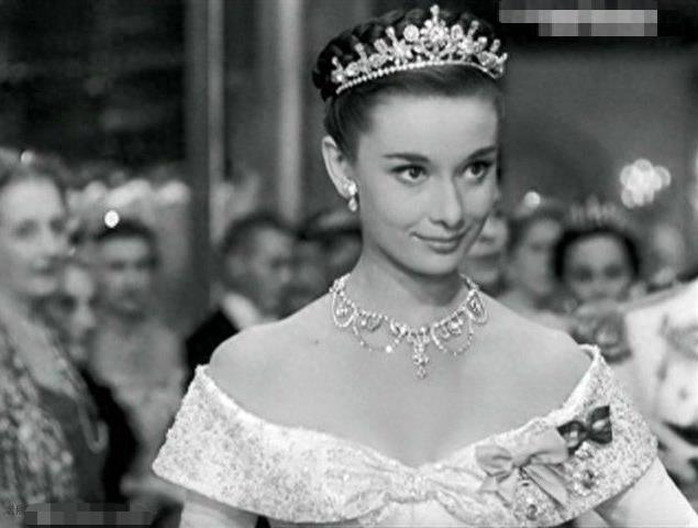 奥黛丽·赫本最经典的6张照片，一颦一笑比珠宝还光芒