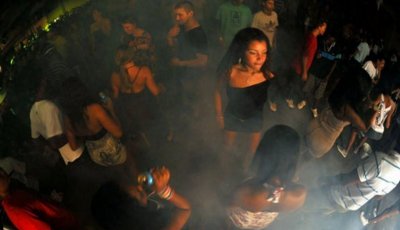 ​实拍：巴西贫民窟年轻人的疯狂派对，这是个被上帝遗忘的角落