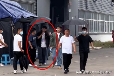 ​德云社杨九郎与郭德纲同行，拒绝工作人员撑伞，怪不得九郎能火
