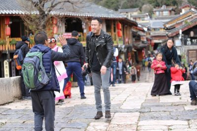 ​杨坤丽江拍片被偶遇 与当地游客合照玩转自拍