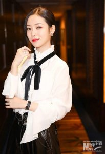 ​陈娅安写真曝光 黑白LOOK尽显成熟大气