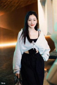 ​张天爱写真，五官精致，明艳优雅，美丽动人