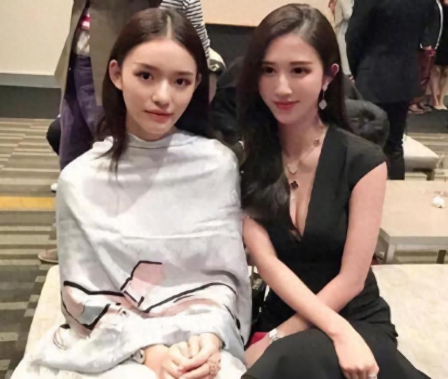 网红和明星合影，一眼就看出差距，唯独图4的网红赢了