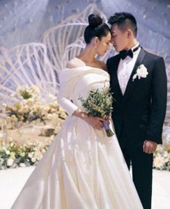 ​军嫂张馨予最美婚纱照，何捷：糟糕，心动的感觉！