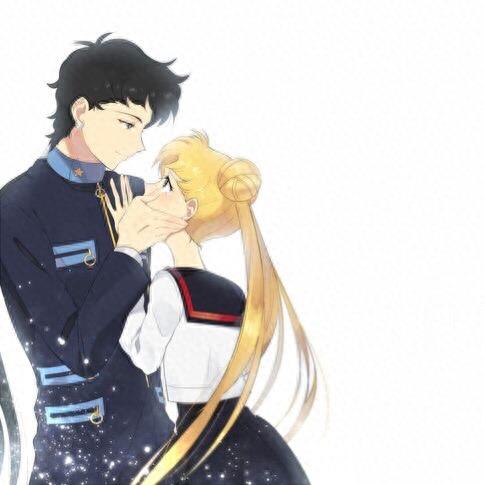 美少女战士里命中注定的一对恋人，月野兔和地场卫甜蜜美图