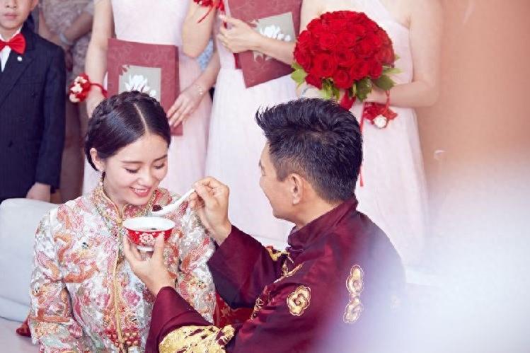 刘诗诗吴奇隆巴厘岛大婚中式结婚照 刘诗诗温婉出尘