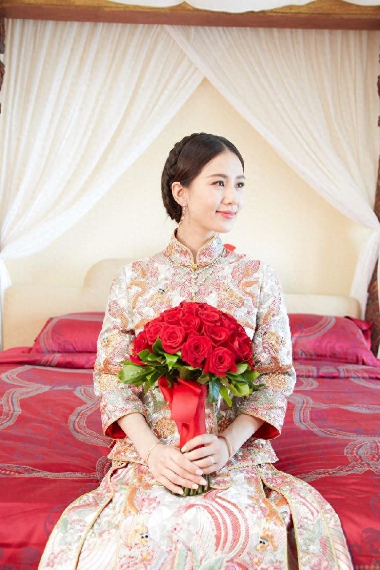 刘诗诗吴奇隆巴厘岛大婚中式结婚照 刘诗诗温婉出尘