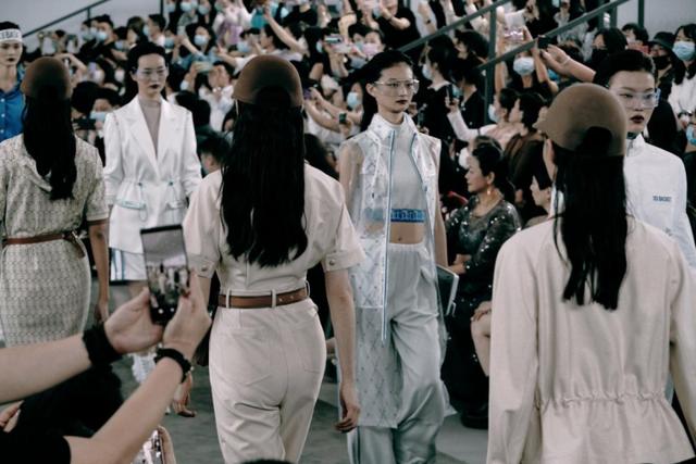 巴黎时装周都有哪些品牌(这些时尚品牌惊艳了整个深圳时装周)(3)