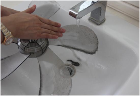 2、及时清除器材表面的灰尘和污垢;