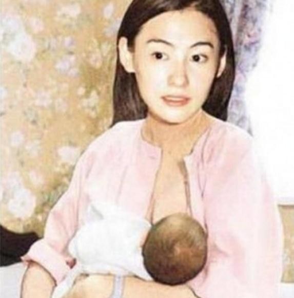 李小璐喂奶照(盘点最美女明星的哺乳照)