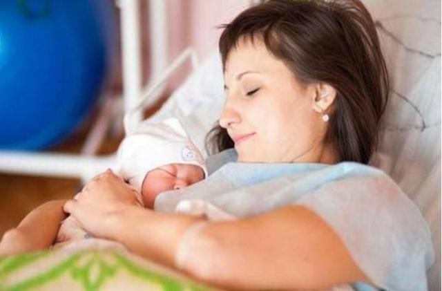 李小璐喂奶照(盘点最美女明星的哺乳照)