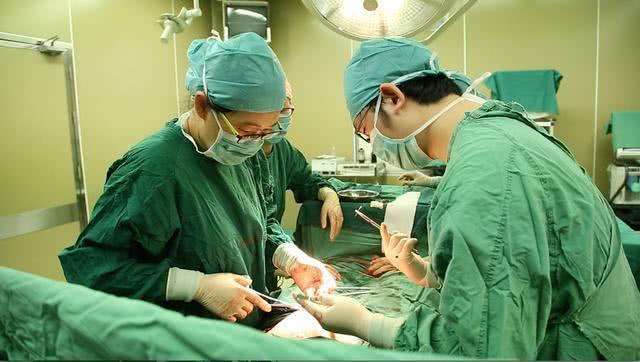 为什么越来越多孕妈喜欢男医生接生?这4个优势,碾压任何女医生