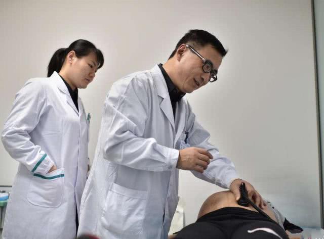 为什么越来越多孕妈喜欢男医生接生?这4个优势,碾压任何女医生