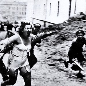 ​犹太女人被纳粹疯狂摧残，裸尸遍野的老照片，尘封70年依旧胆颤