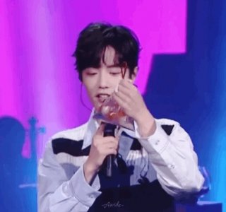 ​肖战小卷毛造型合集：真的好想摸一摸，那头精致的小卷毛