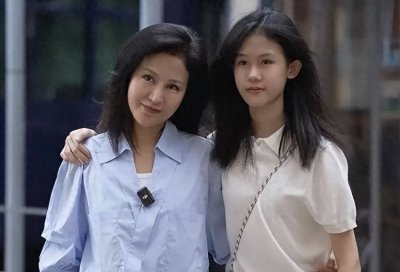 ​鲍蕾晒贝儿香港街头照，贝儿的身高超妈妈，她被质疑割了双眼皮