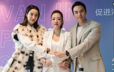 ​齐娇疑过度热情，下巴靠吕良伟肩膀合影，何超莲见姐夫隔着何超云