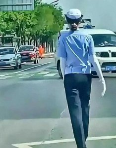 ​陕西漂亮女交警事件后续！长的漂亮身材好，走路姿势优雅不是大罪