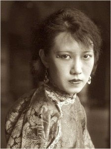 ​美籍华人时尚女星杨爱立