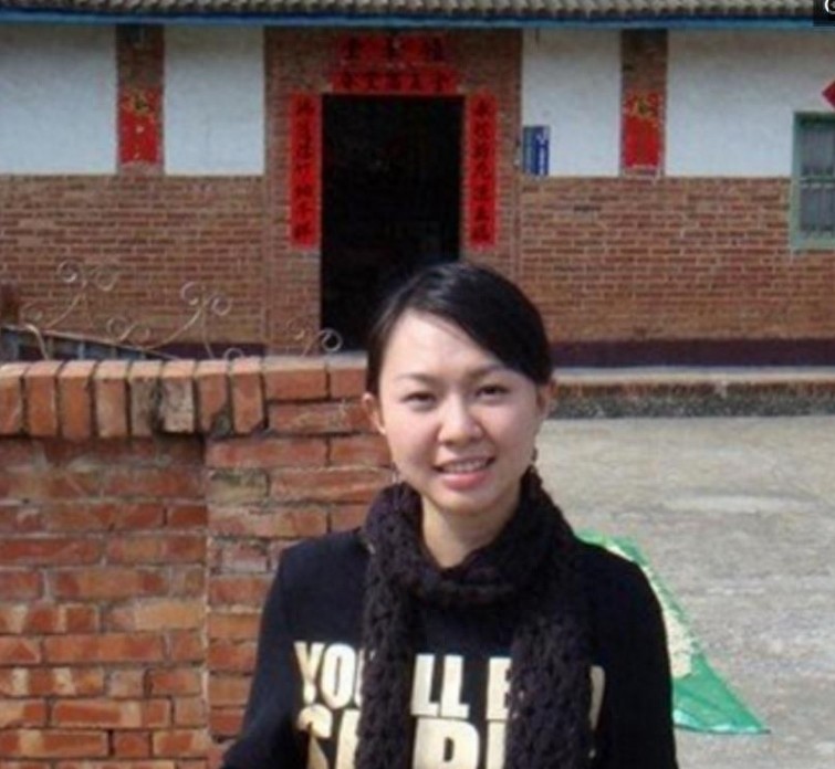 38岁卓依婷的生活照,曾被人误以为去世,如今已为人母