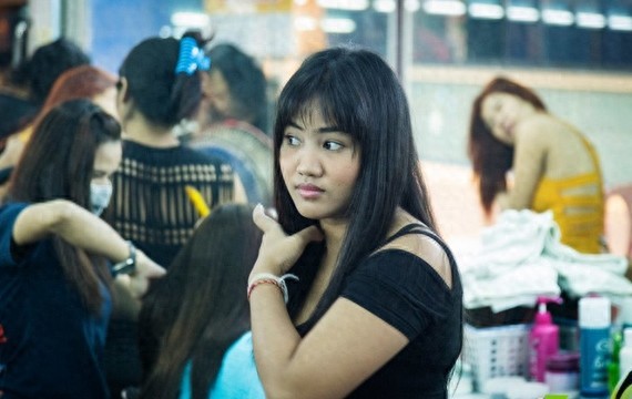 揭秘:曼谷红灯区女人的日常生活