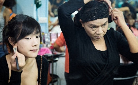 揭秘:曼谷红灯区女人的日常生活