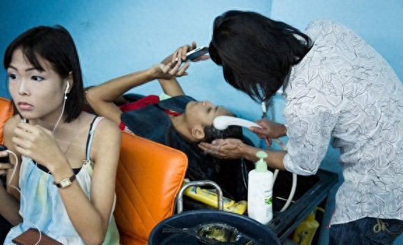 揭秘:曼谷红灯区女人的日常生活