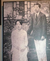 张学良的发妻于凤至小姐的真容：图一是张学良和于凤至的合照