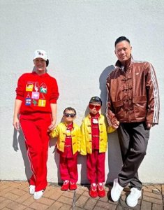 ​胡杏儿晒一家五口全家福 三个儿子穿黄马褂喜迎蛇年