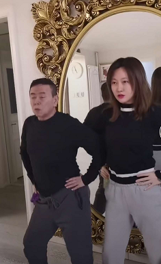 潘阳和老爸跳舞，突然伸手将潘长江吓成