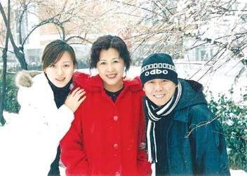 潘阳和老爸跳舞，突然伸手将潘长江吓成