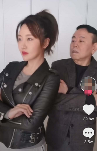 潘阳和老爸跳舞，突然伸手将潘长江吓成