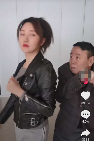 潘阳和老爸跳舞，突然伸手将潘长江吓成