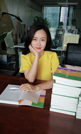 潘阳和老爸跳舞，突然伸手将潘长江吓成