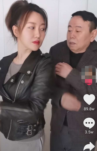 潘阳和老爸跳舞，突然伸手将潘长江吓成