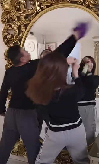 潘阳和老爸跳舞，突然伸手将潘长江吓成