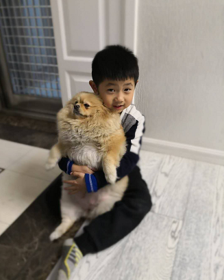 潘阳和老爸跳舞，突然伸手将潘长江吓成