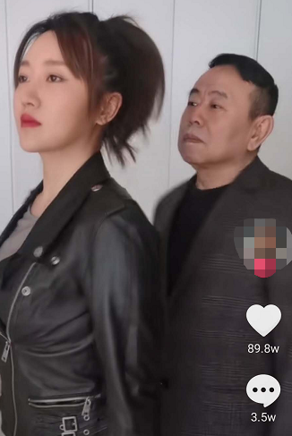 潘阳和老爸跳舞，突然伸手将潘长江吓成