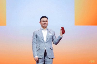 ​罗振宇跨年用华为MateX6送新年祝福