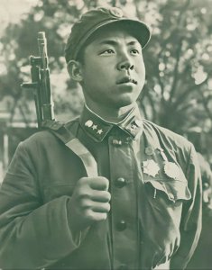 ​雷锋在长江大桥下的罕见留影，穿戴干净整齐、清爽帅气、招人喜爱