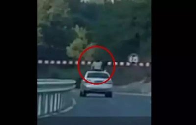 ​男孩探出轿车天窗撞限高杆身亡 其父母所乘车辆就在后面！谁之过？