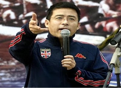 ​要求中国给全世界道歉，被央视辞退的名嘴阿丘，如今下场大快人心